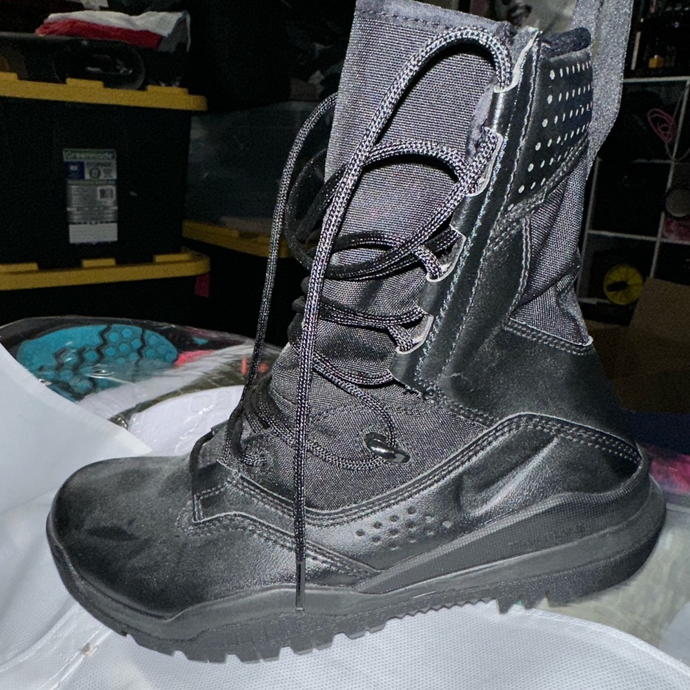 Mens 6.5 / women’s 8 / Nike boots / never worn / no box